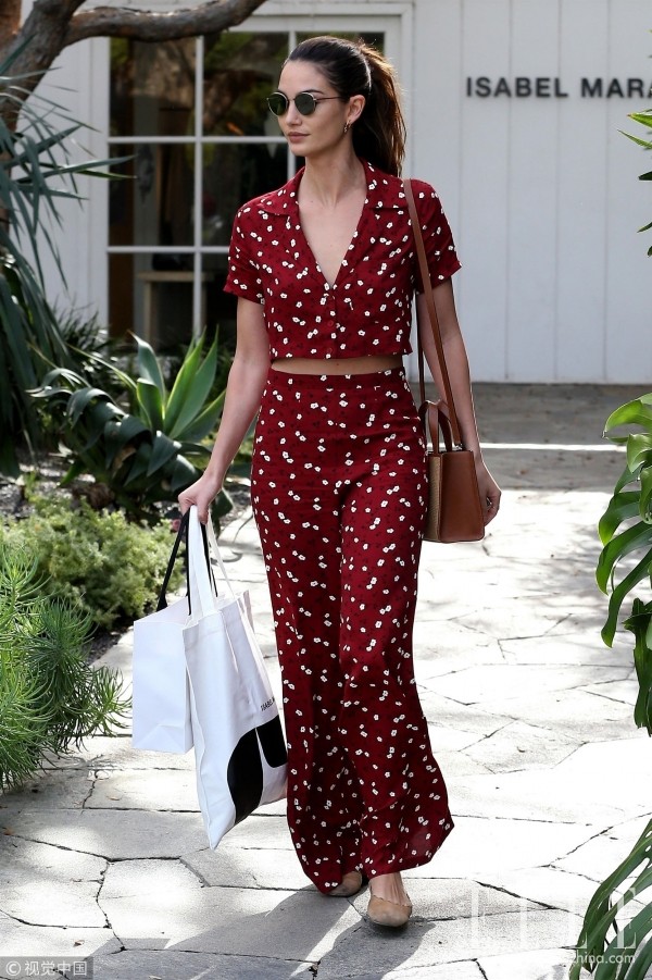 方领、V领、一字领,夏日显瘦领型大Battle