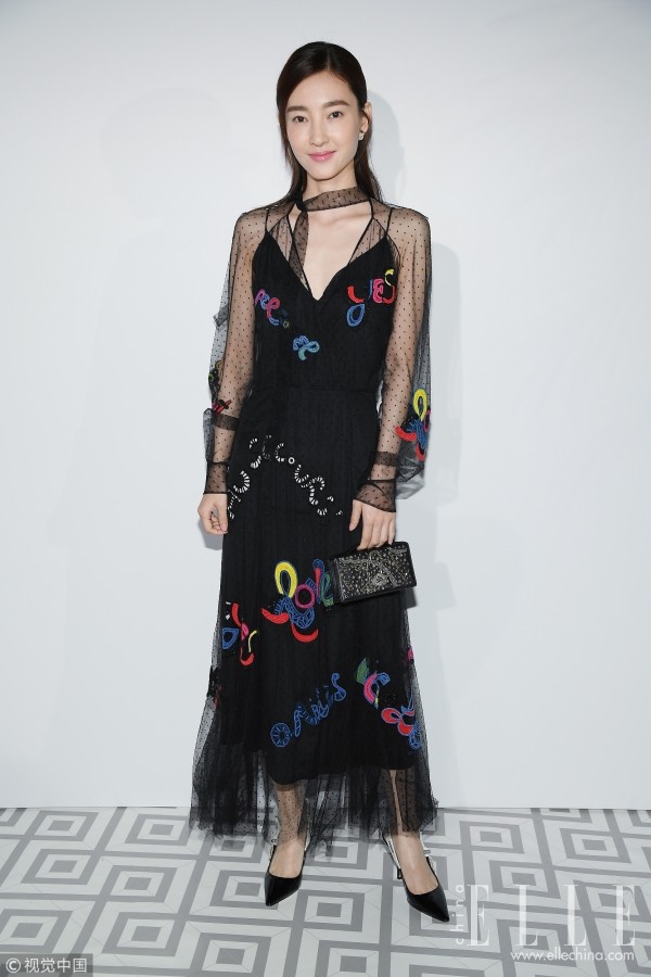 方领、V领、一字领,夏日显瘦领型大Battle