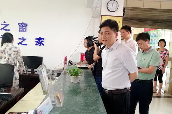 抚州副市长暗访,一窗口工作人员上班带耳机听音乐当天被辞退